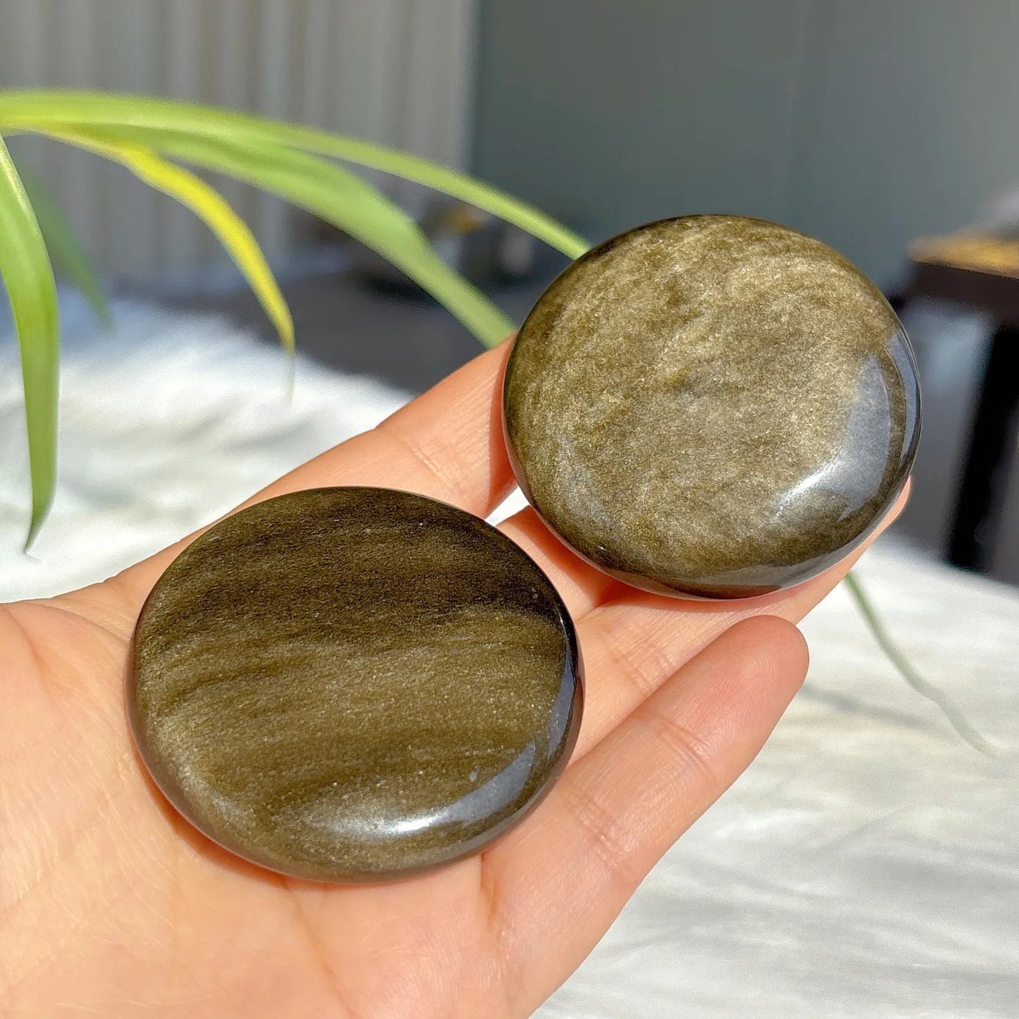 1pc Golden Obsidian Palm Stone - Round Polished Worry Stone with Black & Golden Veins, Home Decor, Collector's Display
