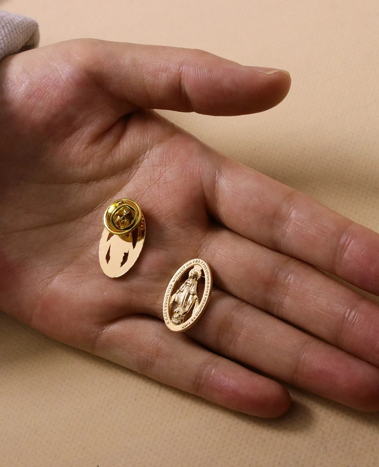 5Pcs Medalla Milagrosa Brooches Catholic Oval Hollow Our Lady Virgin Mary Lapel Pin Breastpin Jewelry Accessories Ornaments